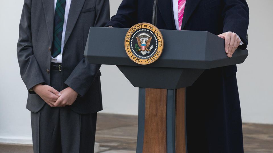 Barron Trump und sein Vater Donald bei der National Thanksgiving Turkey Pardoning Ceremony.