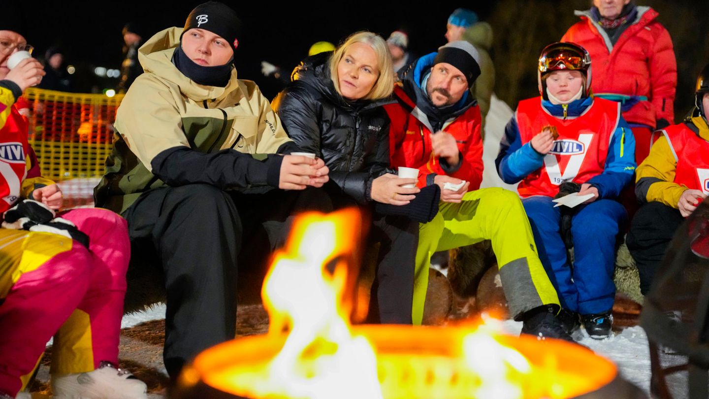 Königliche Fitness: Sverre Magnus stürzt sich mit seinen Eltern ins Schneevergnügen