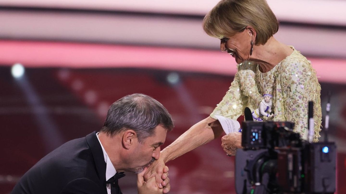 Markus Söder beim Bayerischen Filmpreis: Er geht vor Uschi Glas auf die Knie