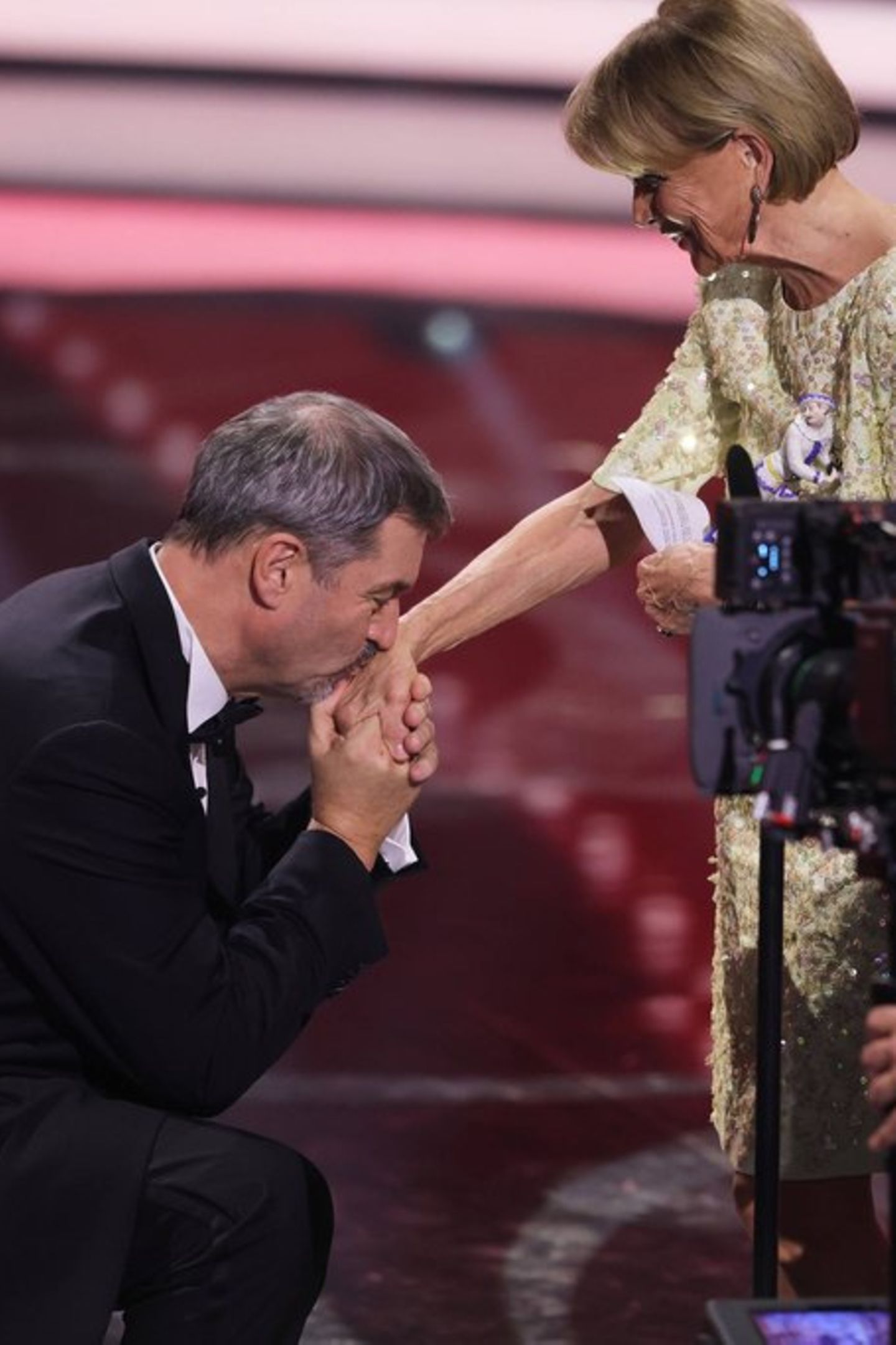 Markus Söder beim Bayerischen Filmpreis: Er geht vor Uschi Glas auf die Knie  | GALA.de