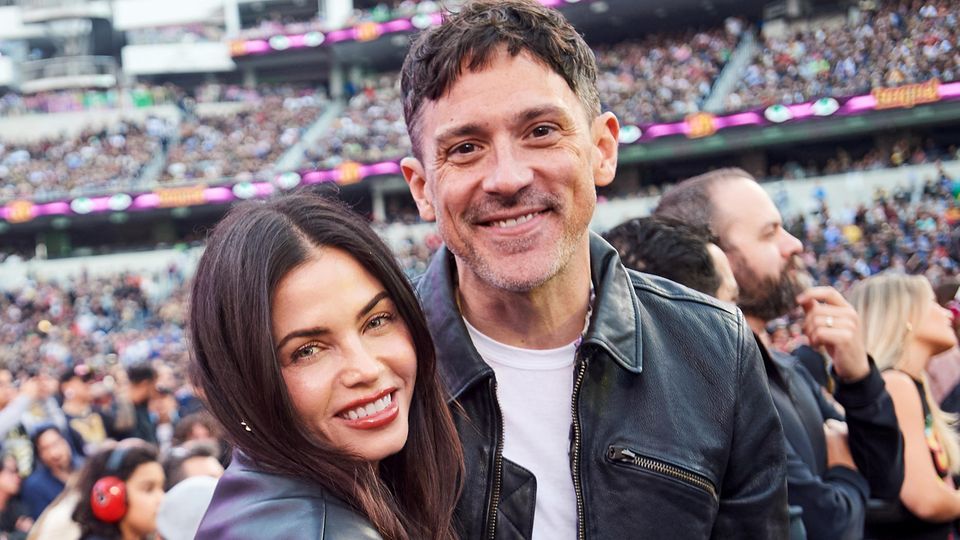 Jenna Dewan und Steve Kazee bei einem Sportevent im SoFi-Stadion im April 2023 in Inglewood, Kalifornien.