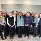 Die schwedische Prinzessin ist gerade in ihrem Blazer-Game. Kein Business-Meeting bestreitet Madeleine ohne den Klassiker und das zurecht. Auch in diesem blassblauen Piece von Elizabeth and James zeigt sie sich von ihrer besonders coolen Seite. Das Stück der Marke von Mary-Kate und Ashley Olsen wird zwar nicht mehr produziert, soll aber etwa 170 Euro gekostet haben. Kommt jetzt eine neue Fashion-Ära der dreifachen Mutter?