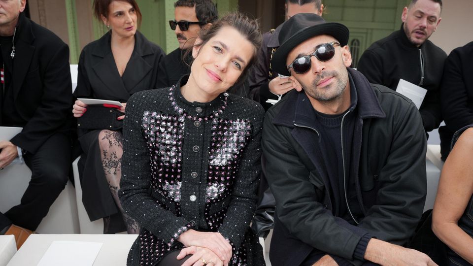 Charlotte Casiraghi und JR bei der "Chanel Haute Couture Frühjahr/Sommer 2025"-Modenschau im Rahmen der "Paris Couture Fashion Week" im Grand Palais am 28. Januar 2025 in Paris.