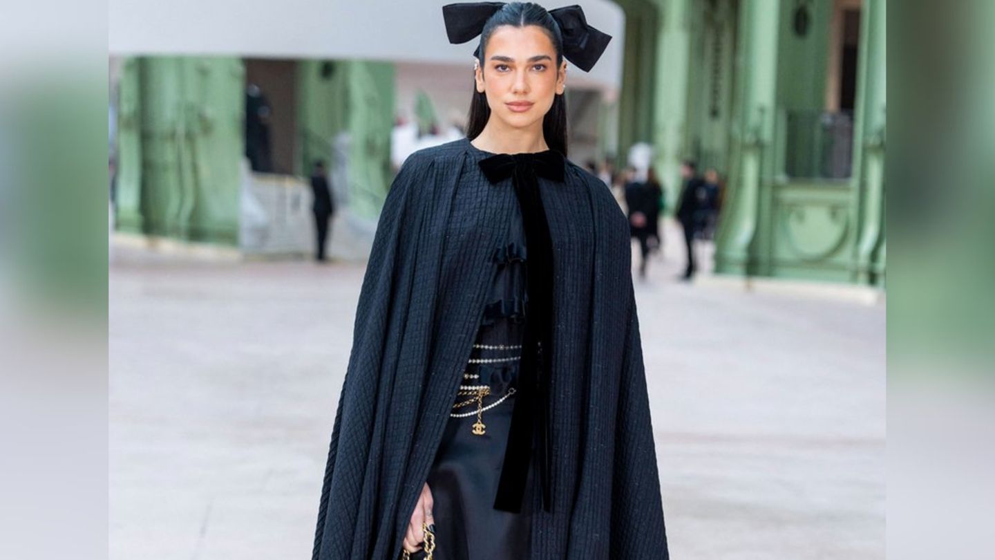 Starbesetzte Chanel-Show in Paris: Dua Lipa begeistert ganz in Schwarz