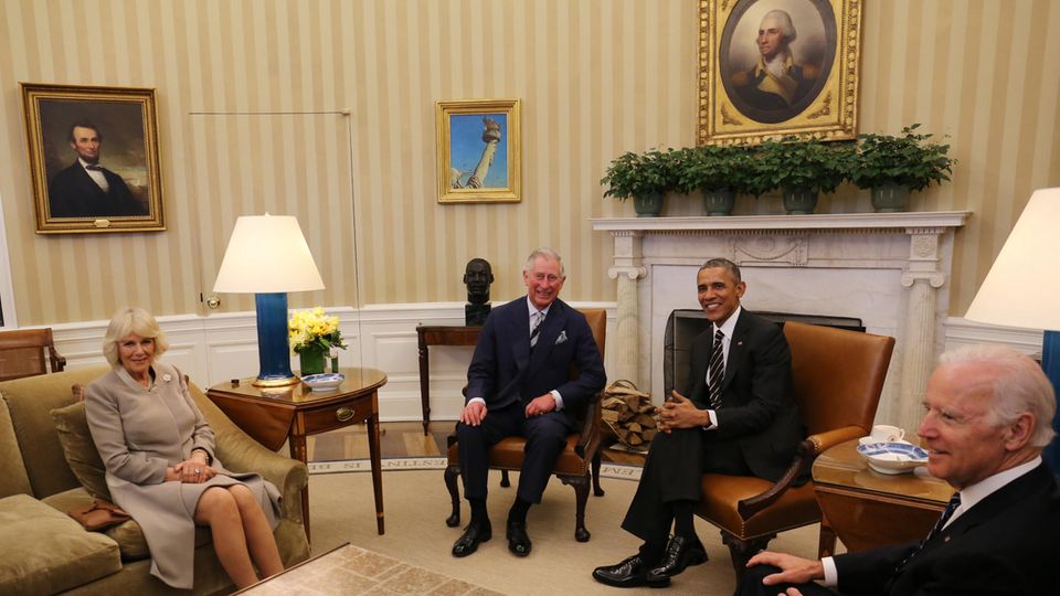 Gute Laune unter den wachsamen Augen von Washington und Lincoln: Präsident Barack Obama begrüßte 2015 das damalige Thronfolgerpaar aus England, Camilla und Charles, im modern und hell gestalteten Oval Office.