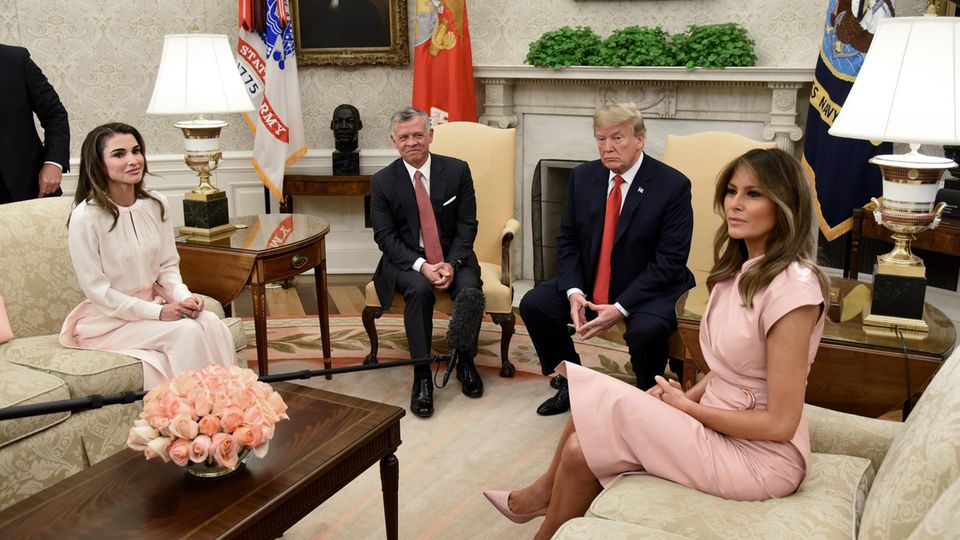  Während der ersten Amtszeit von Donald Trump war der Interior Style im Oval Office klassisch-elegant. Durch die Brokattapete sowie goldene und cremefarbene Möbel und Akzente erschien der Raum aber auch etwas altbacken.