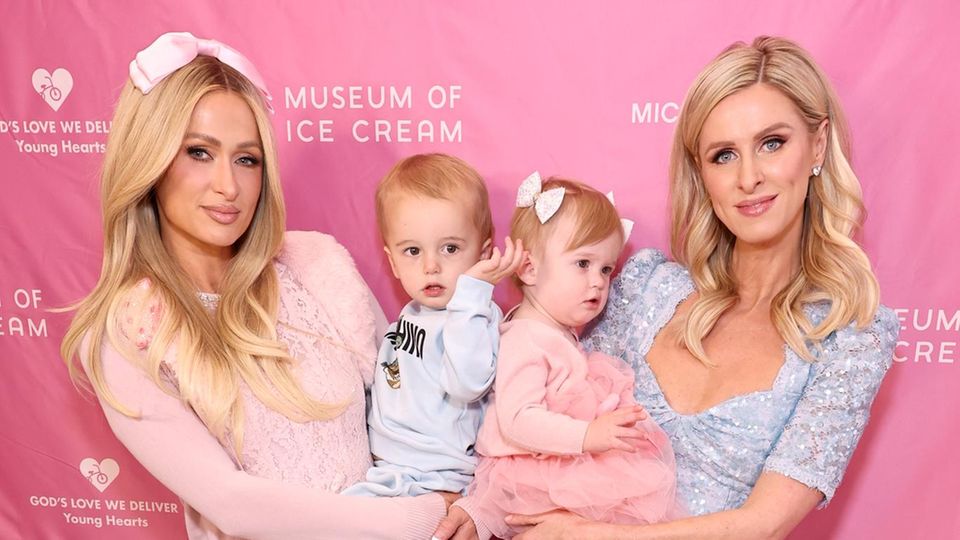 Paris Hilton mit ihrem Sohn Phoenix und ihrer Tochter London, die auf dem Arm von Tante Nicky sitzt.