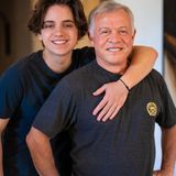 30. Januar 2025 König Abdullah und sein jüngster Sohn Prinz Hashem haben am selben Tag Geburtstag: Abdullah wird heute 63 Jahre alt und Hashem feiert sein 20. Lebensjahr. Zu diesem besonderen Anlass gratuliert der jordanische Palast dem royalen Vater-Sohn-Duo mit einem privaten Familienfoto zum Ehrentag.