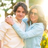Königin Rania lässt es sich ebenfalls nicht nehmen und gratuliert ihren Liebsten auf Instagram mit zwei Beiträgen: "Herzlichen Glückwunsch zum Geburtstag, mein liebster Hashem", schreibt Rania zu der schönen Aufnahme, die sie Arm in Arm mit ihrem Sohn zeigt. 