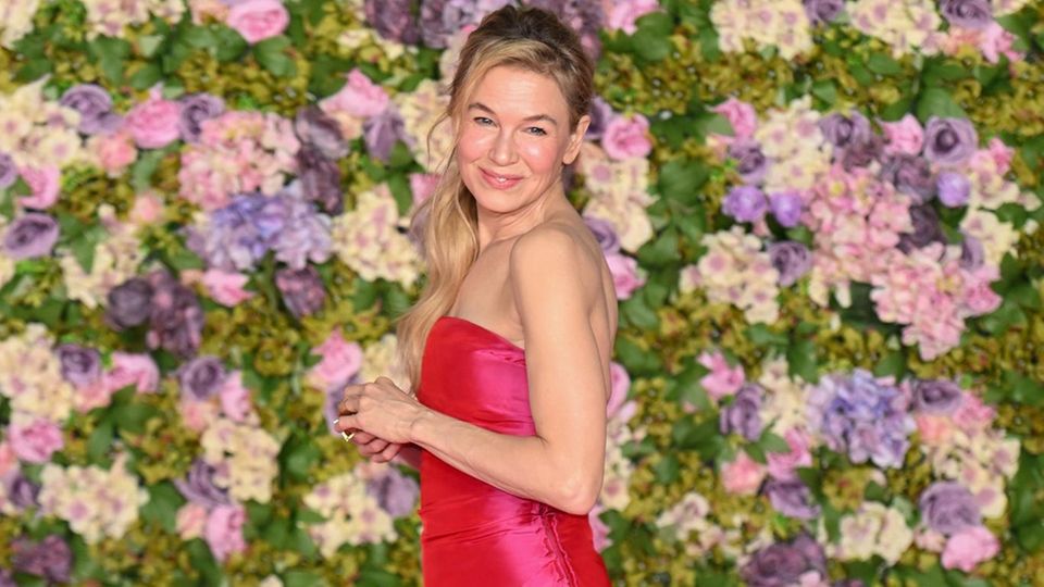 Renée Zellweger verzaubert in einer pinken Satin-Robe