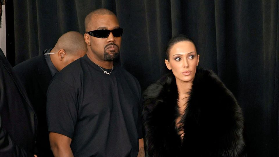 Kanye West und Bianca Censori kurz bevor sie den roten Teppich betreten.