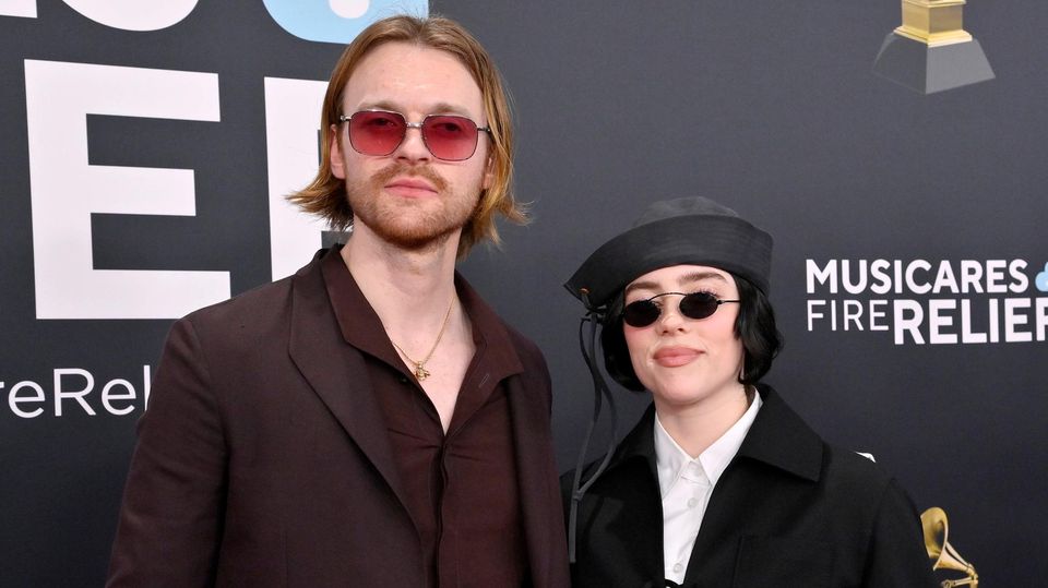 Finneas und Billie Eilish machen Sonnenbrillen bei Veranstaltungen wieder salonfähig. 