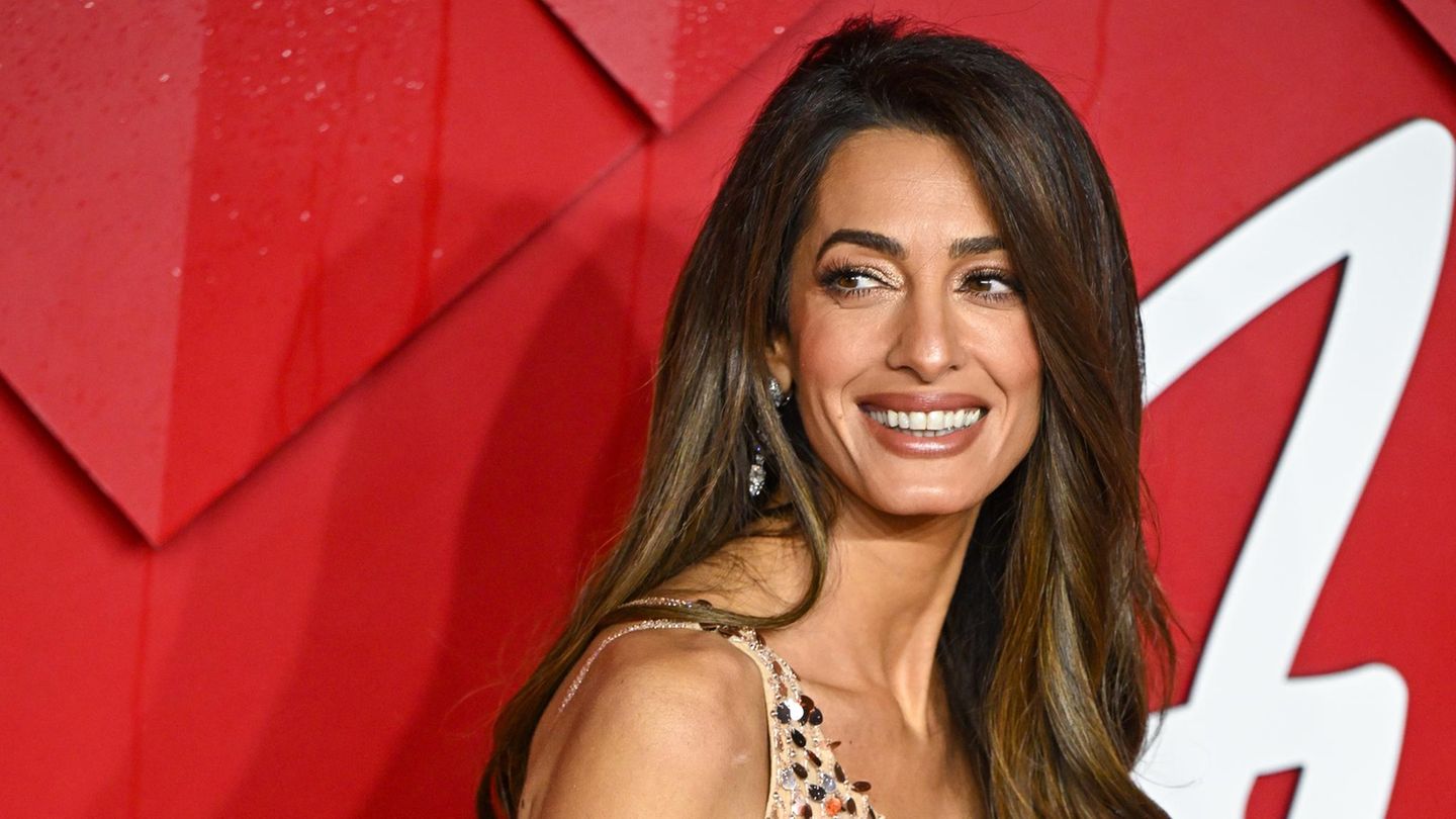 Amal Clooney: Ihre drei Mode-Regeln für ein jugendliches Erscheinungsbild