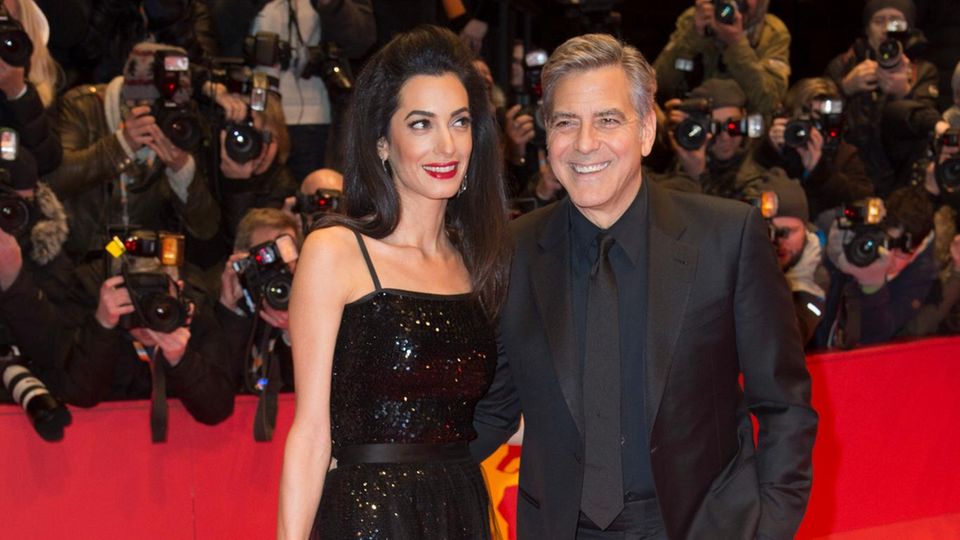 Amal Clooney zeigt sich 2016 im mysteriösen Kleid und gibt Rätsel auf. 