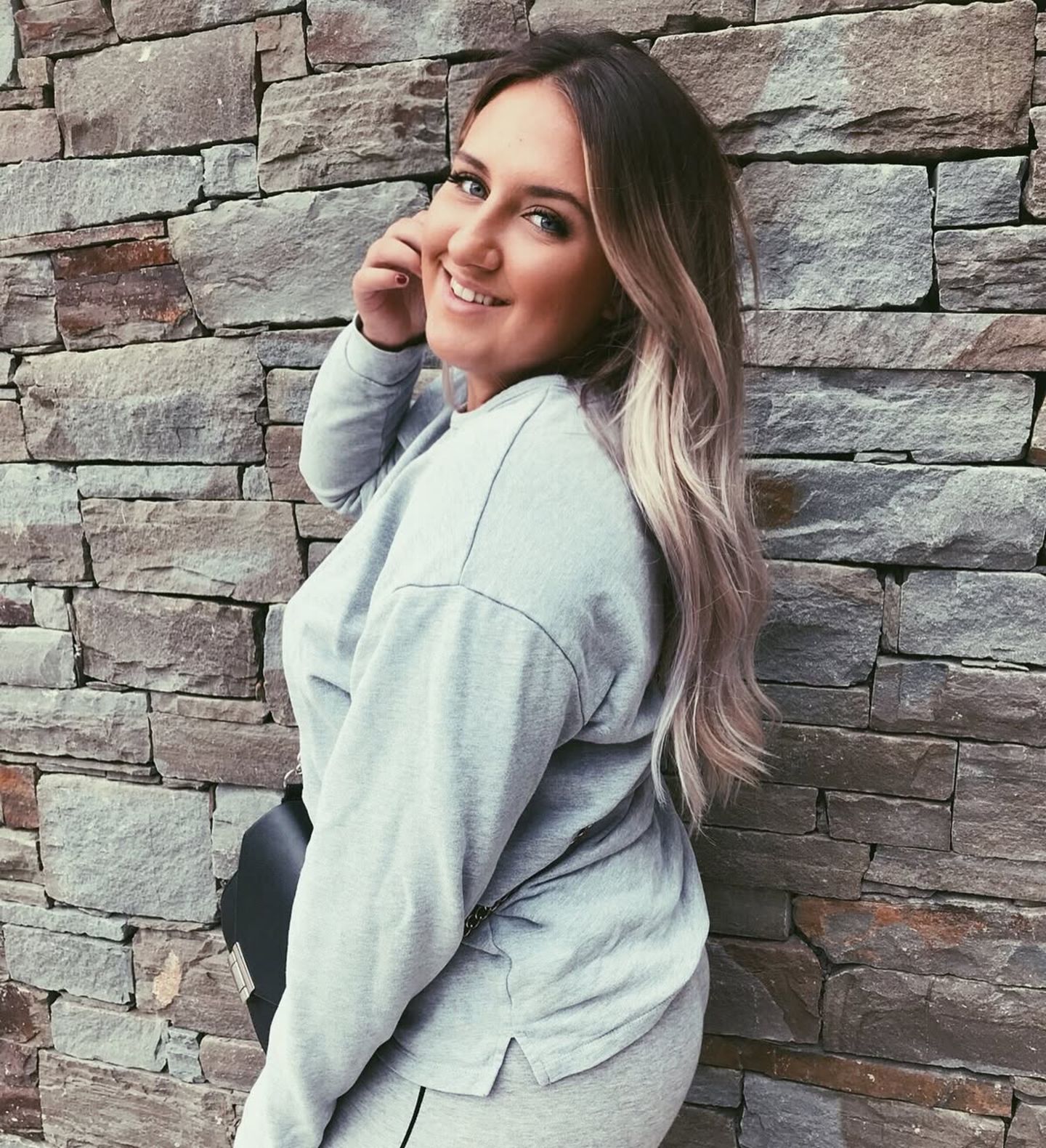 Sandra Safiulov, auch bekannt als "Selfiesandra", begeistert ihre Follower:innen ständig mit ihrer lustigen, herzlichen Art. Auch optisch hat sie sich über die Jahre leicht verändert. Sandras dunkelblonden Haare waren vor einigen Jahren noch mit hellem Balayage durchzogen.