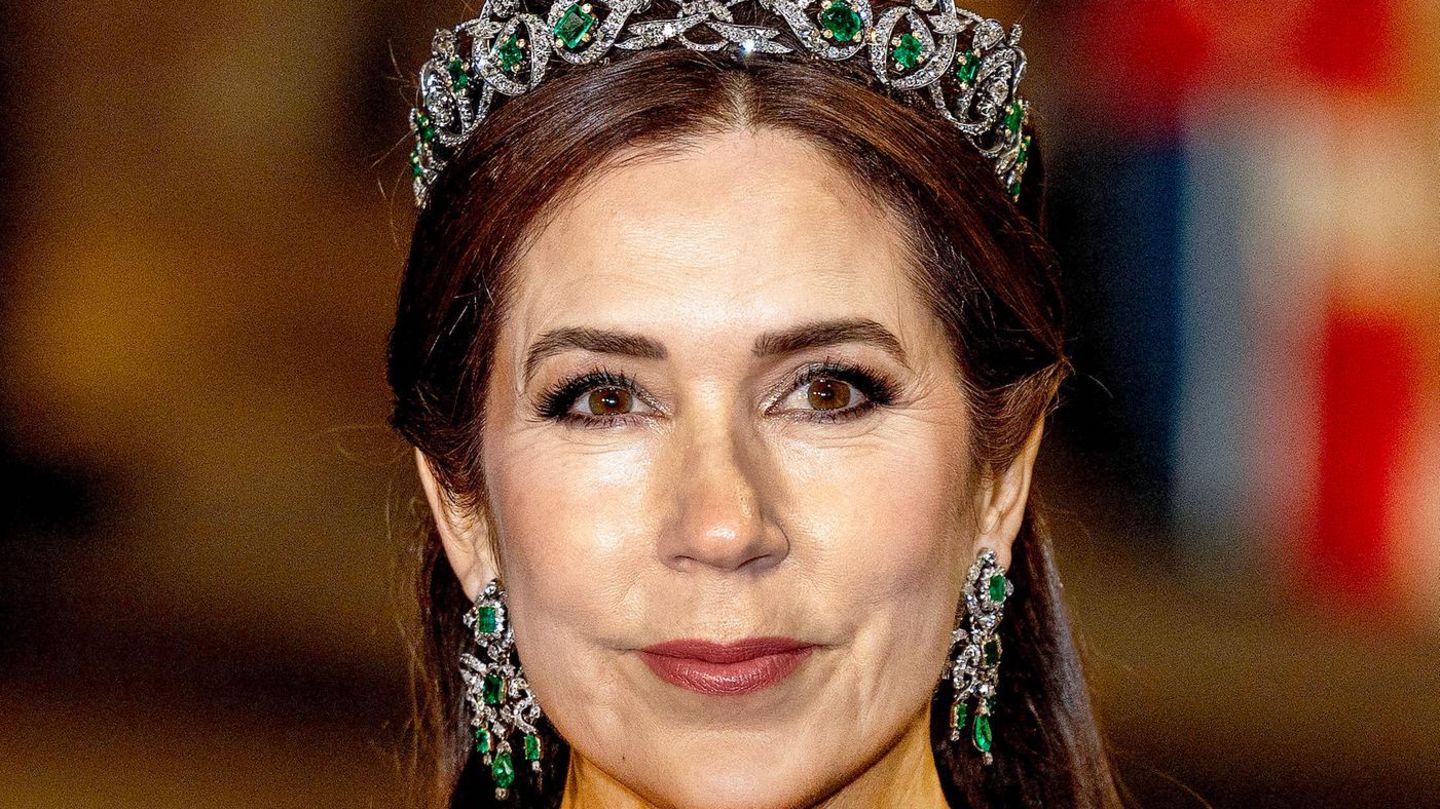 Von-Australien-nach-D-nemark-So-sah-D-nemarks-K-nigin-vor-ber-20-Jahren-bei-ihrer-Verlobung-aus