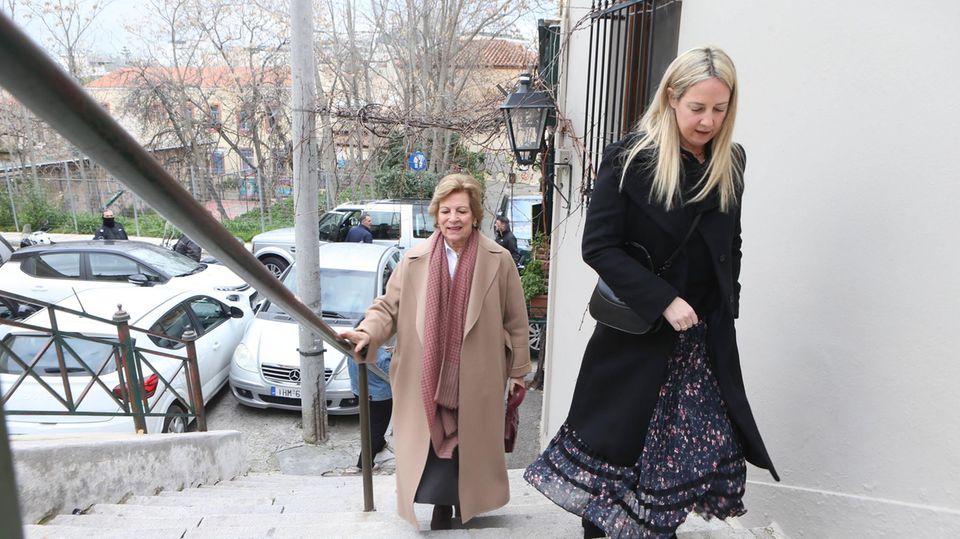 Anne-Marie von Dänemark und Prinzessin Theodora treffen bei der Kirche ein