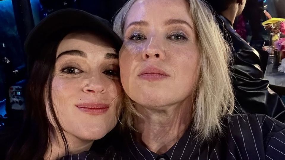 St. Vincent mit ihrer Ehefrau Leah, die sie mit zu den Grammys nahm.