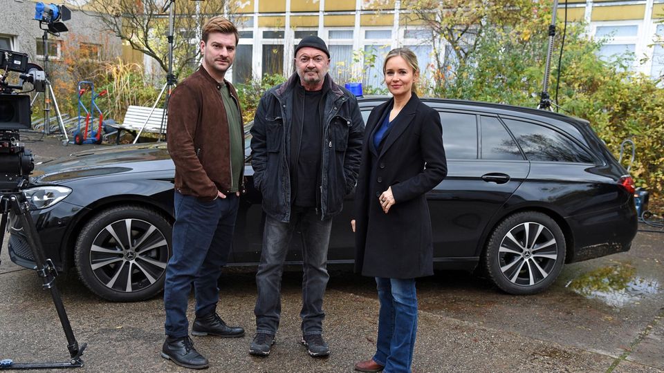 Zusammen mit Florian Martens (M.) und Stefanie Stappenbeck (r.) dreht Matthi Faust (l.) mehr als 25 Folgen der ZDF-Krimiserie "Ein starkes Team", bevor er 2024 aussteigt.