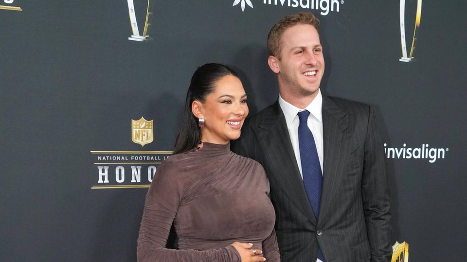 Christen Goff präsentiert bei den NFL Honors ihren Babybauch