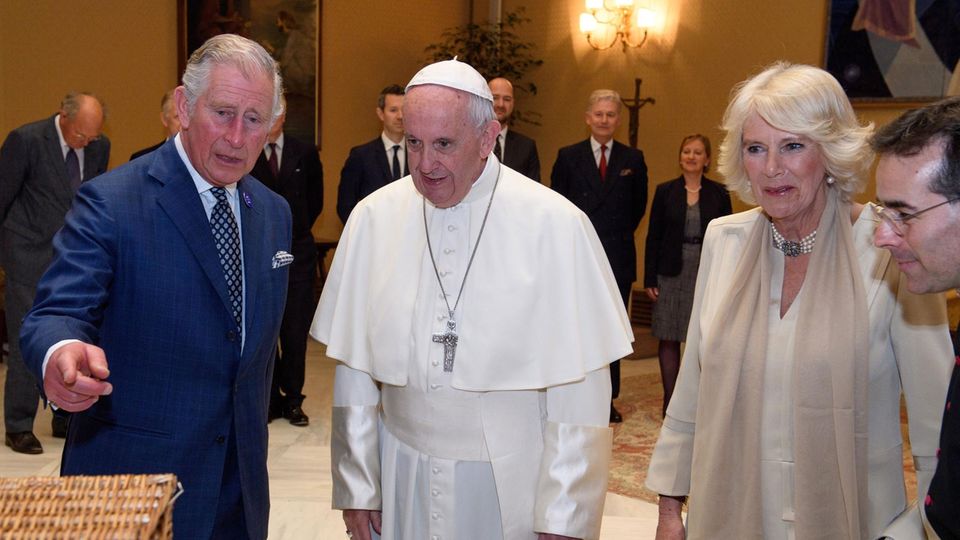 König Charles und König Charles trafen auch 2017 bei ihrem Besuch des Vatikans auf Papst Franziskus.