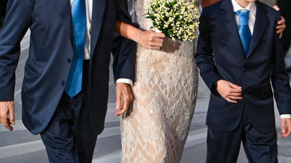 Chrysi Vardinogianni mit Brautvater Yiorgos Vardinogianni vor der Heiligen Kirche des Heiligen Nikolaos Ragavas in Athen.