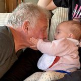 8. Februar 2025 Küsschen für Opa: Die kleine Prinzessin Iman, erste Enkeltochter des jordanischen Königspaars findet das Gesicht ihres Großvaters Abdullah ganz besonders spannend. Der stolze Papa Kronprinz Hussein teilte dieses süßen Familienschnappschuss auf Instagram und bekommt dafür eine wahre Herzchen-Flut in die Kommentare geschrieben.