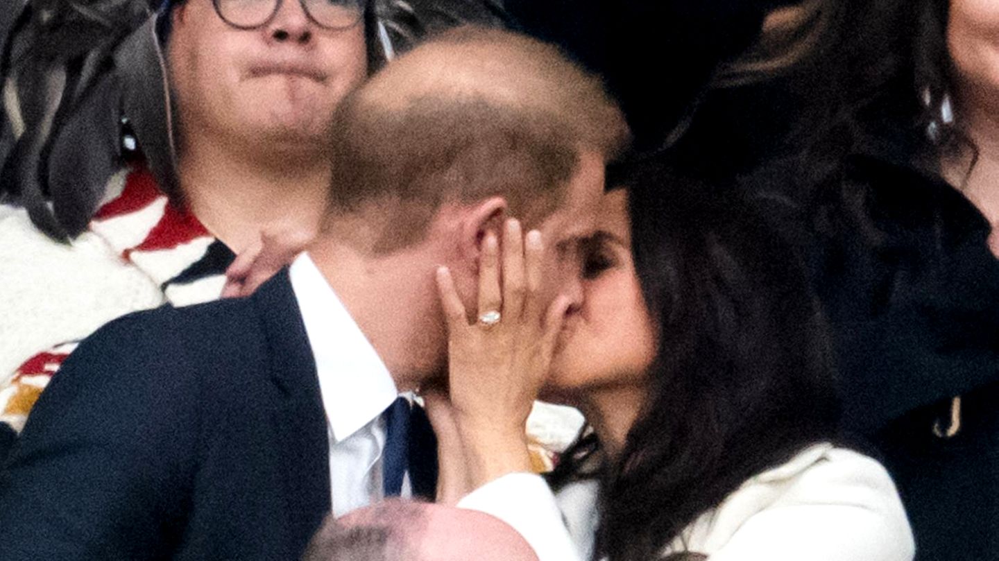 Prinz Harry + Herzogin Meghan: Auf der Tribüne liefern sie eine wahre Liebesshow