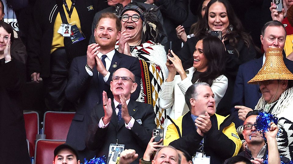 Alle wollen die schöne Atmosphäre im Stadion festhalten, auch Meghan hat ihr Smartphone gezückt und macht fleißig Aufnahmen.