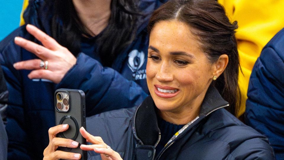 Herzogin Meghan filmt beim Rollstuhl-Curling der "Invictus Games" hochkonzentriert mit. 