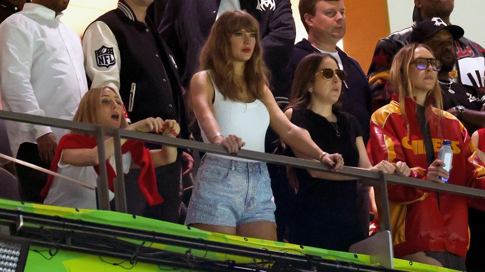 Taylor Swift schaut sich das Geschehen auf dem Spielfeld gebannt von der Zuschauerbühne an.