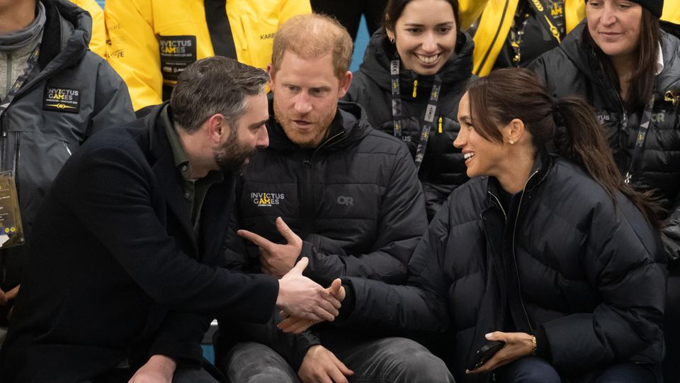 Prinz Harry stellt Nick Loughran und Herzogin Meghan einander vor.