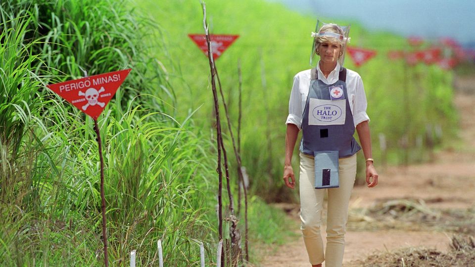 Szenen, die um die Welt gingen: Prinzessin Diana läuft 1997 durch ein vermintes Feld in Angola, um auf die grausame Thematik der Landminen aufmerksam zu machen.