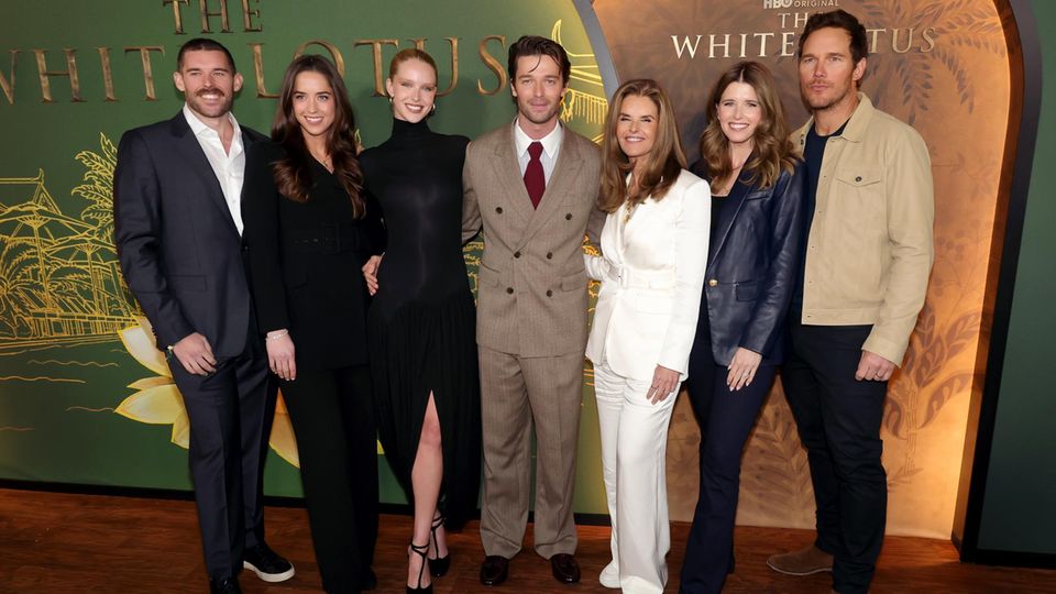 Familien-Support: Patrick Schwarzenegger (mittig) mit Christopher Schwarzenegger (links), Christina Schwarzenegger, Abby Champion, Patrick Schwarzenegger, Maria Shriver, Katherine Schwarzenegger and Chris Pratt (rechts).