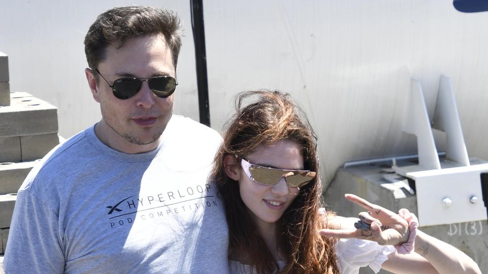 Elon Musk und Grimes bei einem von SpaceX gesponserten Wettbewerb im Juli 2018.