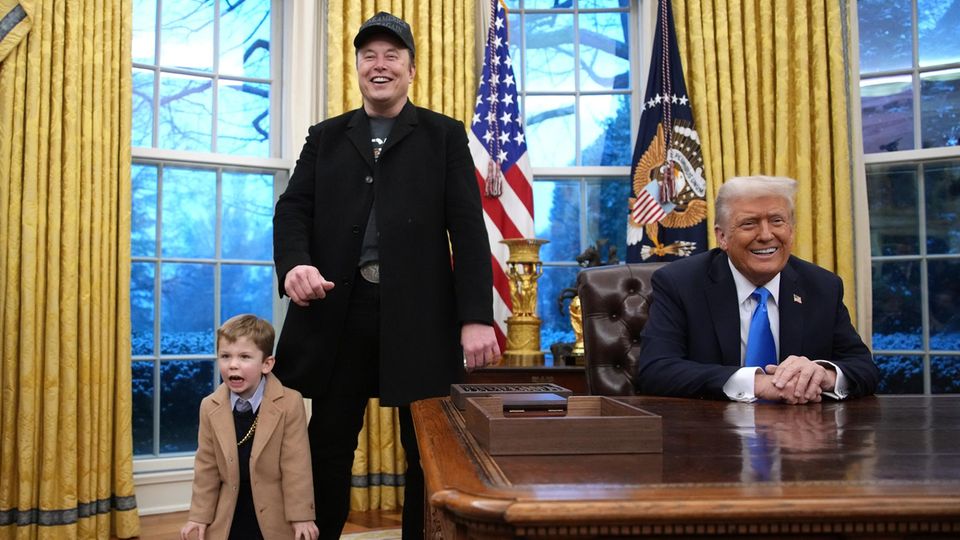 Elon Musk hält zusammen mit seinem Sohn X eine Rede neben Donald Trump