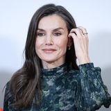 Bei der Verleihung der Stiftungspreise der Königlichen Akademie für junge weibliche Talente beweist Königin Letizia, wie bodenständig sie geblieben ist. Statt in einer Designerrobe erscheint sie in einem schlichten Blümchenkleid von & Other Stories. Ihre vergoldeten Ohrringe sind von dem erschwinglichen Schmucklabel PD Paola und kosten rund 100 Euro. 