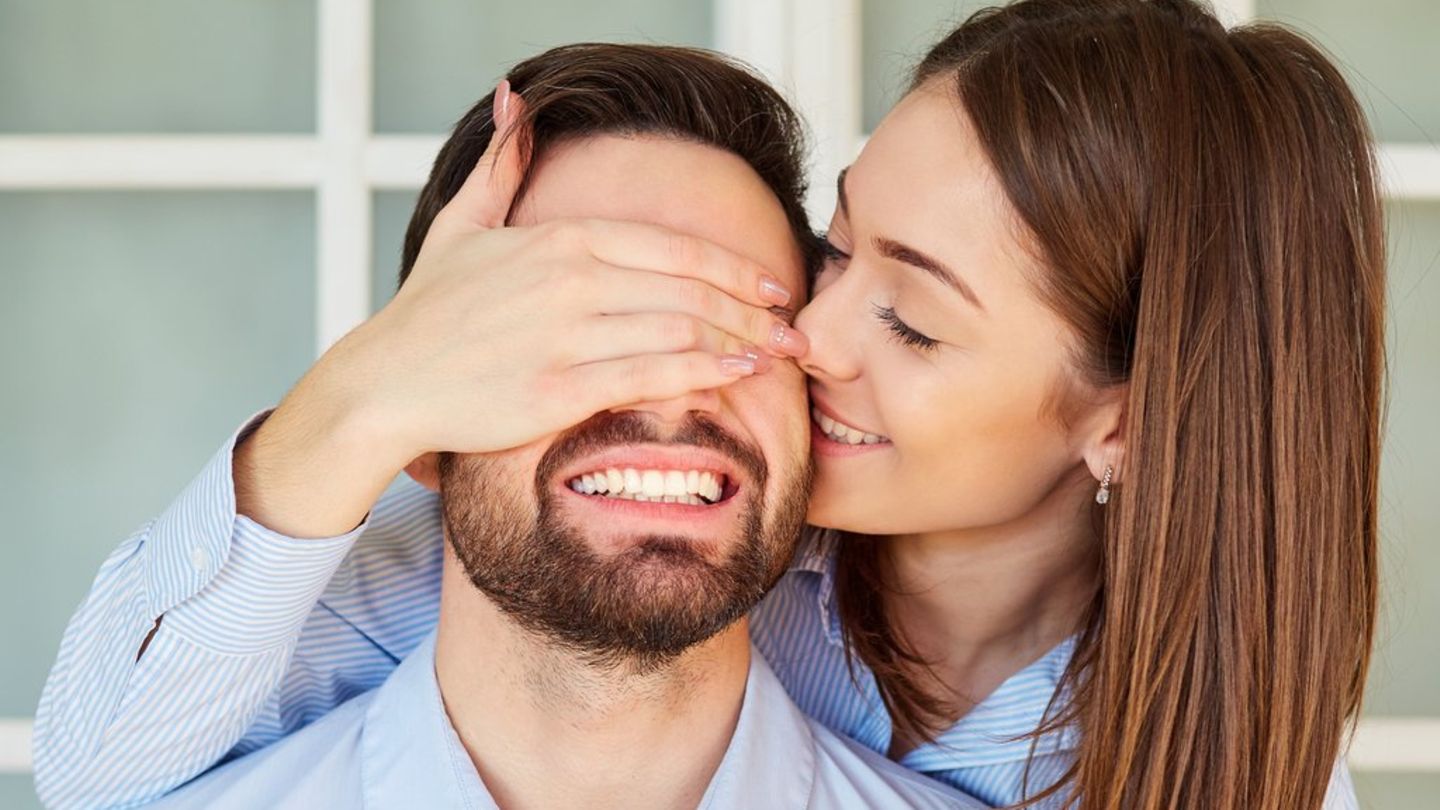 So bringen Paare Romantik in den Valentinstag: Psychologin gibt Verliebten Tipps