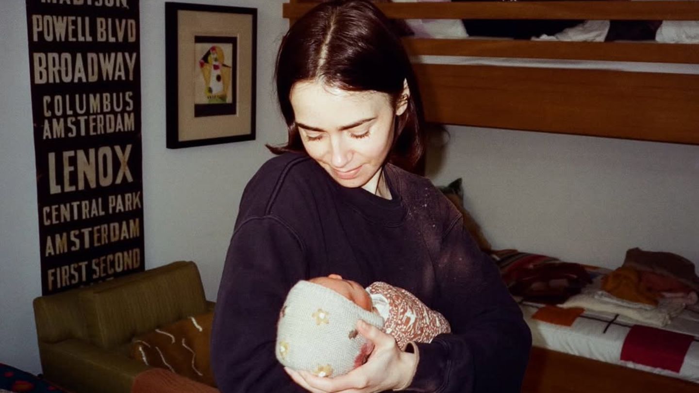 Lily Collins: So geht es Lily Collins mit Baby Tove