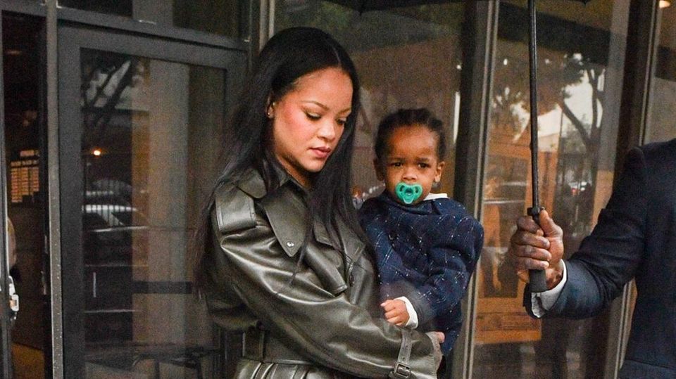 Rihanna, hier mit Sohn RZA auf dem Arm, verlässt das Gerichtsgebäude am 13. Februar 2025 in Los Angeles