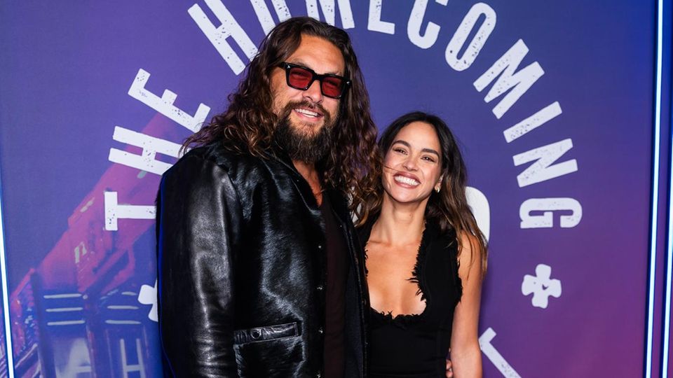 Jason Momoa und Adria Arjona beim "SNL50: The Homecoming Concert" in der Radio City Music Hall am 14. Februar 2025