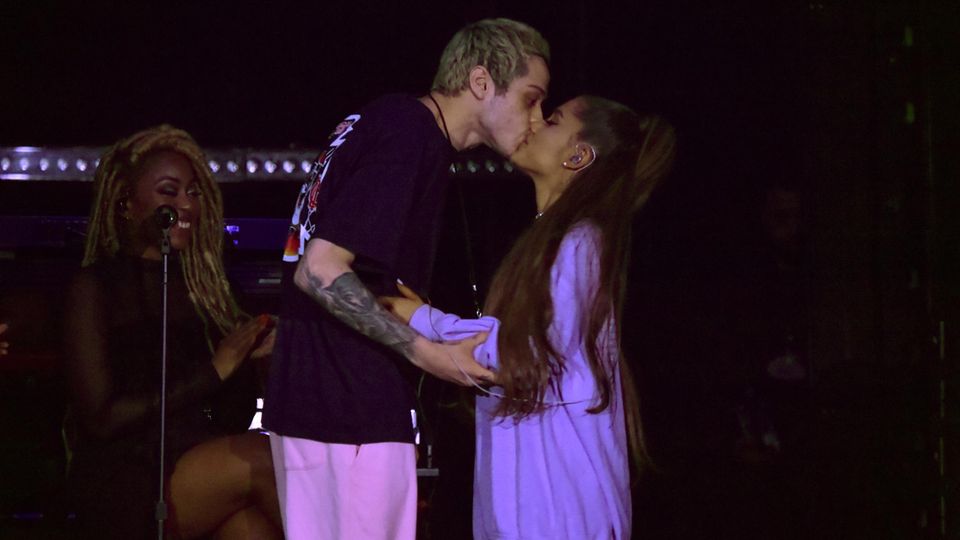 Pete Davidson und Ariana Grande küssten sich auf der Bühne bei einem Auftritt im Ace Hotel am 25. August 2018