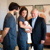 Königin Rania und König Abdullah sind nun zum zweiten Mal Großeltern geworden, die Freude darüber ist den beiden deutlich anzusehen. Und der frischgebackene Papa Jameel Alexander Thermiotis könnte auch kaum stolzer dreinschauen.