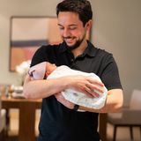 Prinzessin Amina bekommt vom Trubel wenig mit und schläft friedlich in den Armen ihres Onkels. Kronprinz Hussein blickt die kleine Prinzessin glücklich an. Mit den Worten: " Mögest du eine Quelle der Freude für deine Eltern und eine liebe Schwester und lebenslange Begleiterin für meine Tochter sein", begrüßt er Amina in der royalen Familie. 