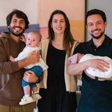 17. Februar 2025 Auch die Kronprinzenfamilie möchte das neuste Familienmitglied kennenlernen: Prinz Hussein, Prinzessin Rajwa und Tochter Iman besuchen die frischgebackenen Eltern kurz nach der Geburt von Prinzessin Amina im Krankenhaus. Stolz hält Prinz Hussein seine Nichte in den Armen, während Jameel Alexander Thermiotis mit einem großen Lächeln im Gesicht Prinzessin Iman trägt. 