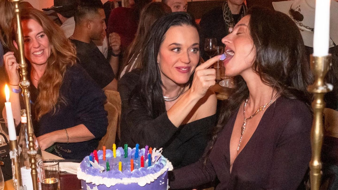 Stars mit Torte: Mit IHR feiert Katy Perry in Aspen