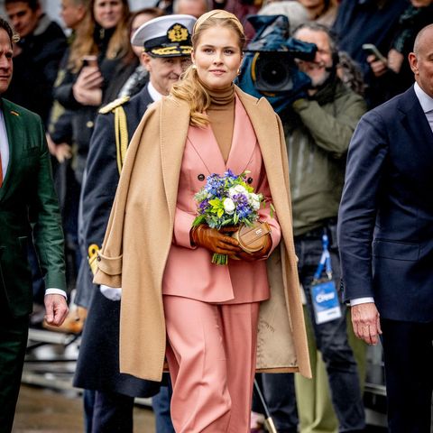 Prinzessin Amalia Der Niederlande Strahlend Beim Ersten Solotermin 