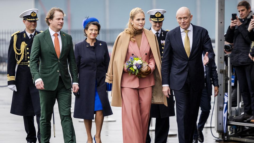 Prinzessin Amala begeistert in einem Hosenanzug von Max Mara zu dem sie einen camelfarbenen Rollkragenpullover und einen gleichfarbigen Mantel kombiniert. 