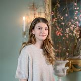 Die langen Haare fallen der 13-Jährigen zudem in großen, glamourösen Wellen über die Schultern. Glamourös! 