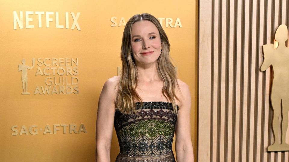 Kristen Bell glitzert sich im grün-schwarzen, aufwändig bestickten Bustierkleid mit zarten Volants von Armani Privé ganz kunstvoll durch den Abend.